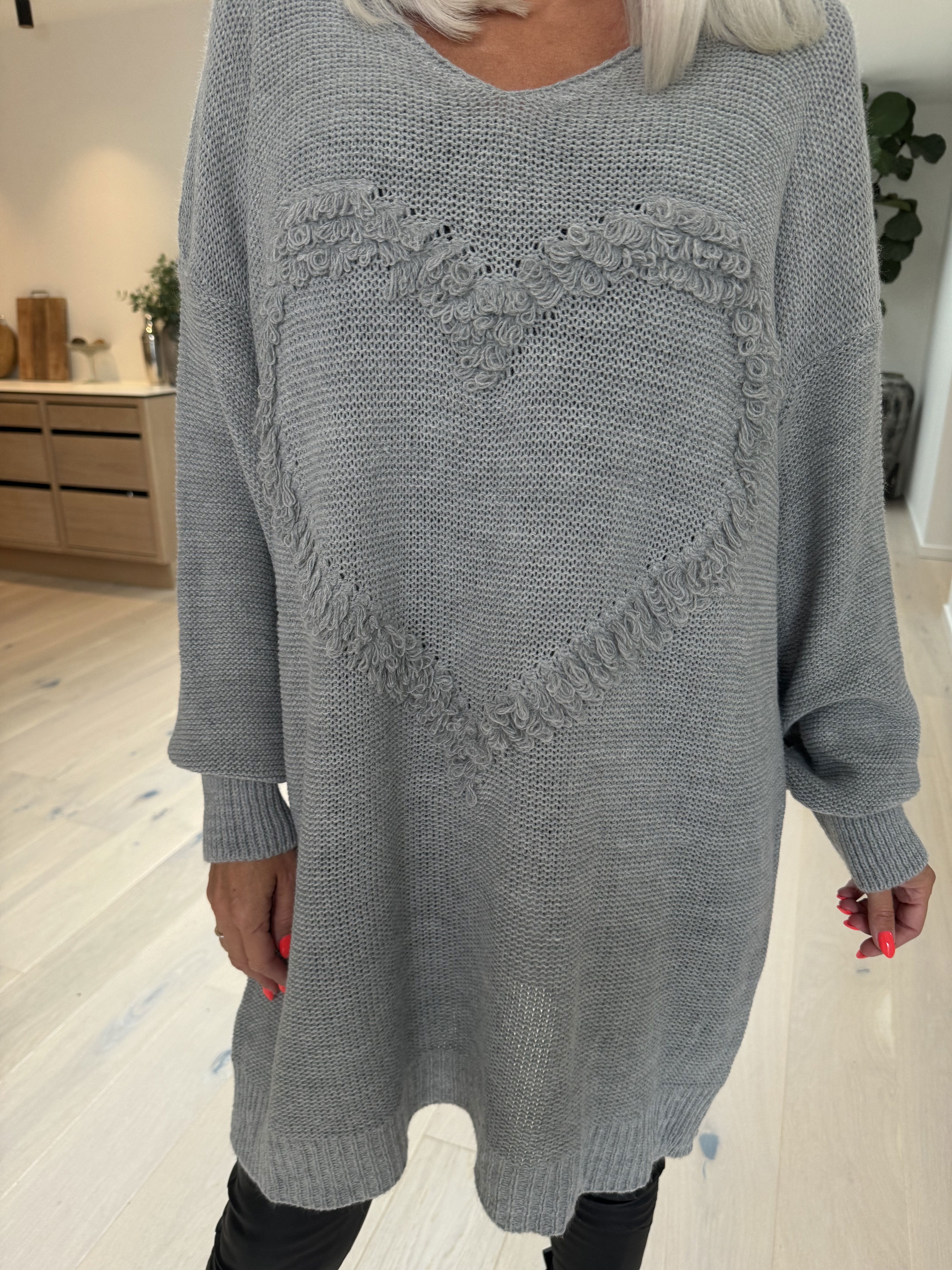 Annalise - Strikkjole med hjerte foran